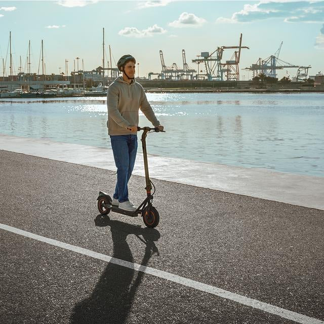 Patinete eléctrico con base ultrawide, potencia máxima de 700W