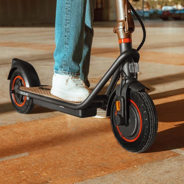 Patinete eléctrico con base ultrawide, potencia máxima de 700W