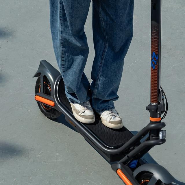 Patinete eléctrico con base ultrawide, doble suspensión