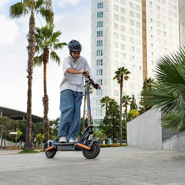 Patinete eléctrico con base ultrawide, doble suspensión