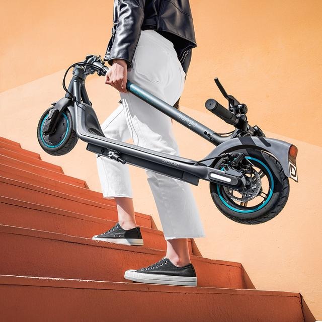Patinete eléctrico ligero con potencia máxima de 500 W